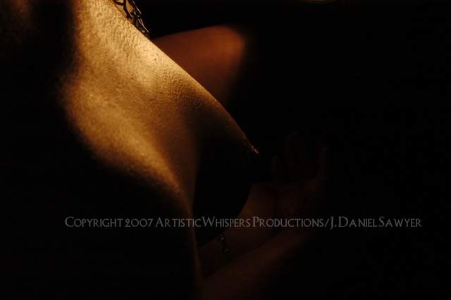a picture called erotic shoot1 640x480 should be here...